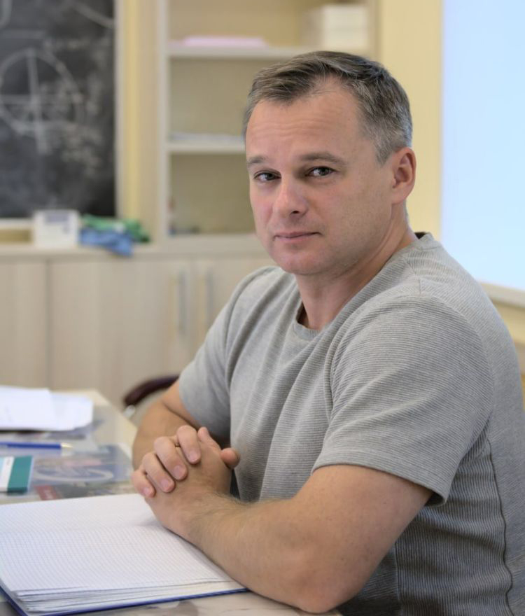 Dmitry V. Naumov